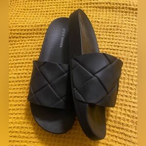 Steve Madden size 10 black slides